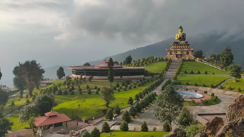 What are three main beliefs of tibetan buddhism?