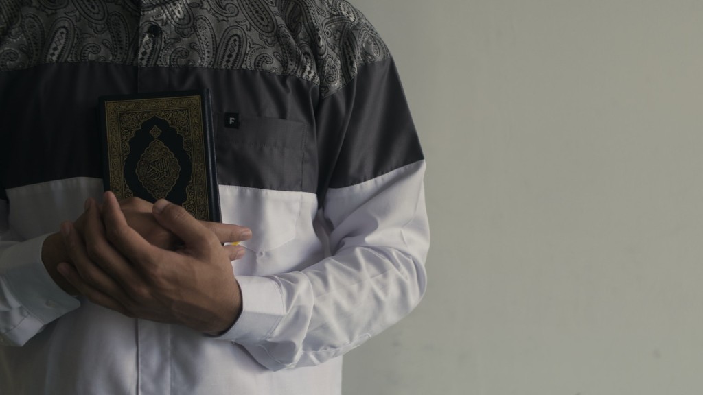 Can husband and wife pray together islam?