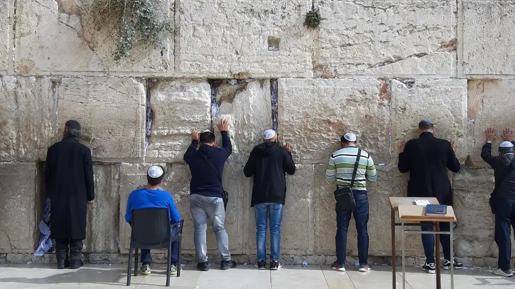 What are the differences between judaism christianity?